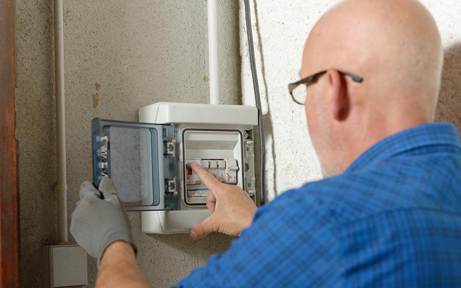 cherche électricien pas cher Montigny-le-Bretonneux